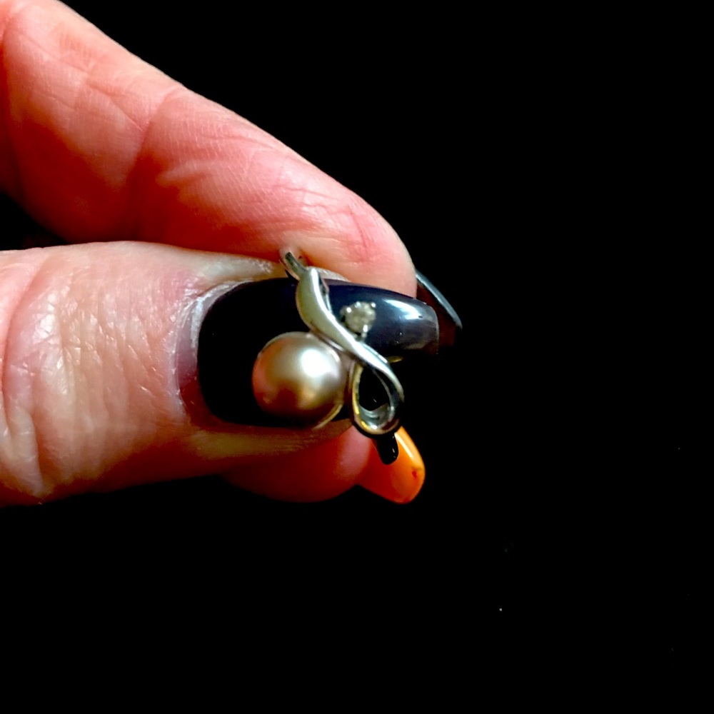 Very pretty 925 Sterling silver pearl and zircon ring sz6